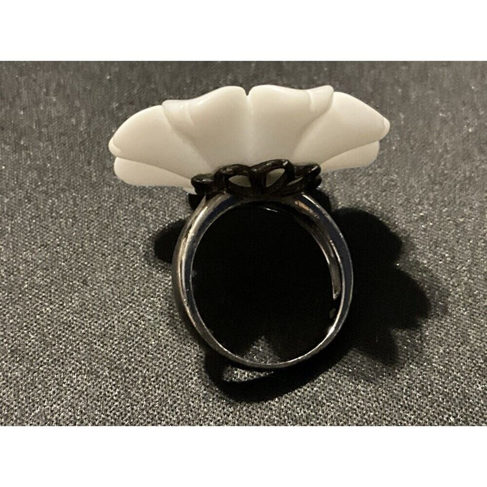 Size 9.25 Silver 925 Rodium Plated Porcelain Flower Ring W/ Emerald Center - Picture 4 of 6